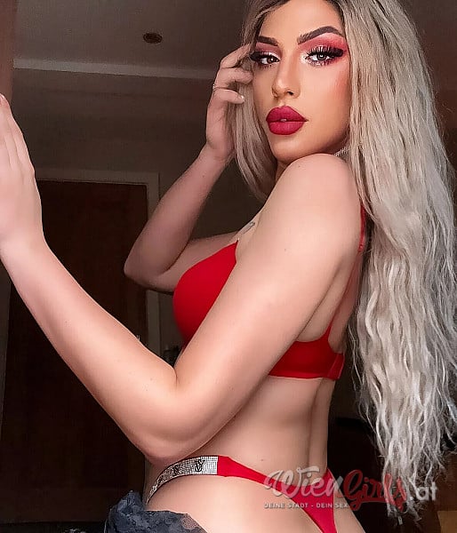 Trans Chloe Bobshell Image