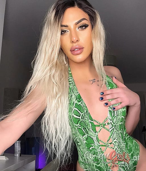 Trans Chloe Bobshell Image